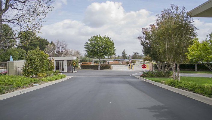 The-Park-Calabasas-Driveway-001