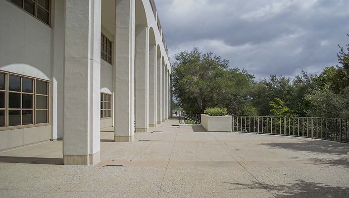 The-Park-Calabasas-Main-Building-Walkway-010