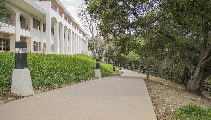 The-Park-Calabasas-Main-Building-Walkway-014