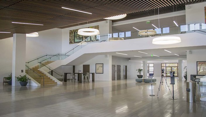 The-Park-Calabasas-Main-Building-Lobby-003