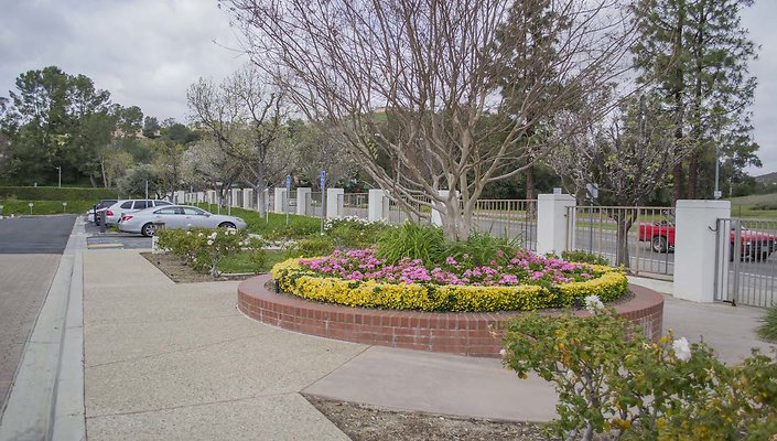 The-Park-Calabasas-Driveway-006