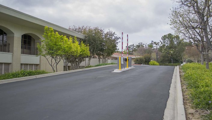 The-Park-Calabasas-Driveway-005