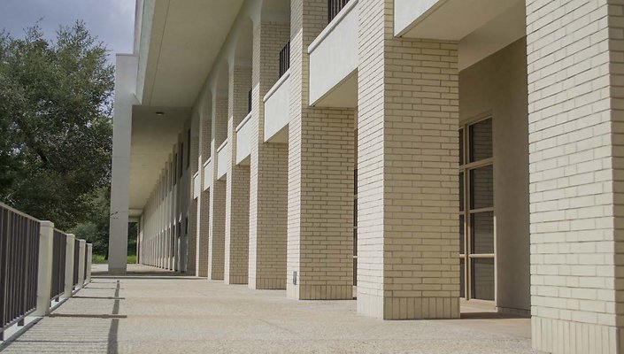 The-Park-Calabasas-Main-Building-Walkway-003