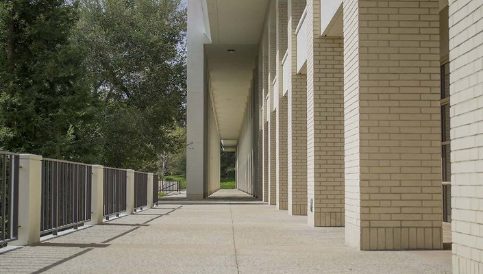 The-Park-Calabasas-Main-Building-Walkway-004