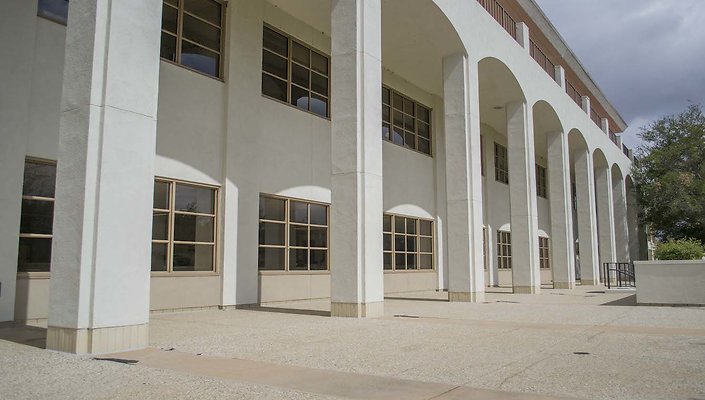 The-Park-Calabasas-Main-Building-Walkway-009