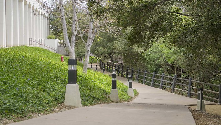 The-Park-Calabasas-Main-Building-Walkway-015