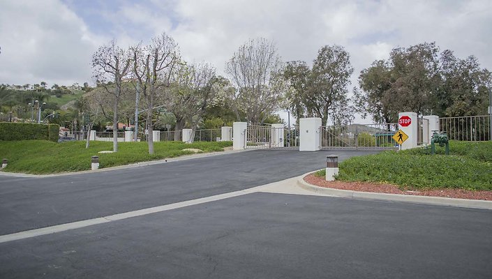 The-Park-Calabasas-Driveway-009