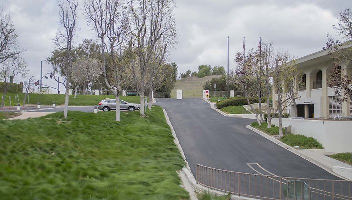 The-Park-Calabasas-Driveway-010
