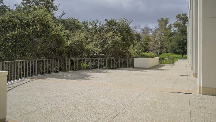The-Park-Calabasas-Main-Building-Walkway-008