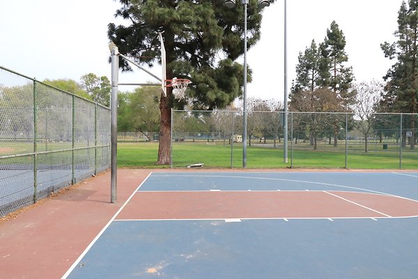 EldordoEast Basketball parking - 12