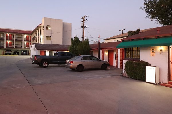 ElRio Motel Glendale night - 5 of 14