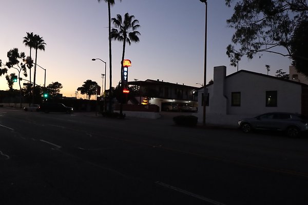 ElRio Motel Glendale night - 12 of 14