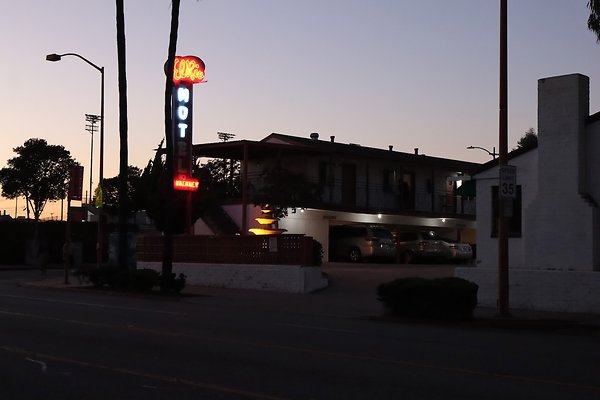 ElRio Motel Glendale night - 13 of 14