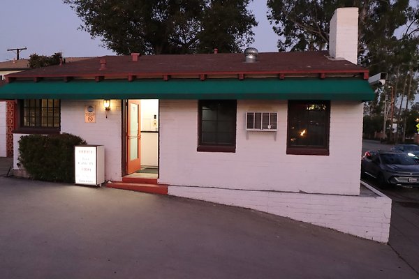 ElRio Motel Glendale night - 4 of 14