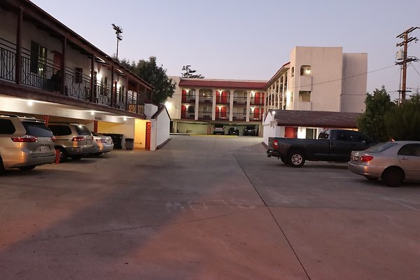 ElRio Motel Glendale night - 6 of 14