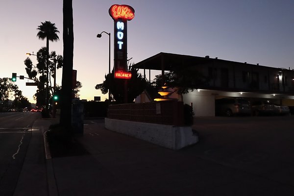 ElRio Motel Glendale night - 14 of 14