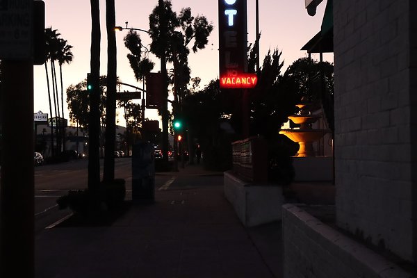 ElRio Motel Glendale night - 11 of 14