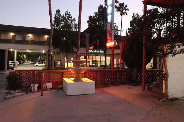 ElRio Motel Glendale night - 7 of 14