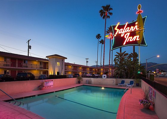 heated-pool-sign