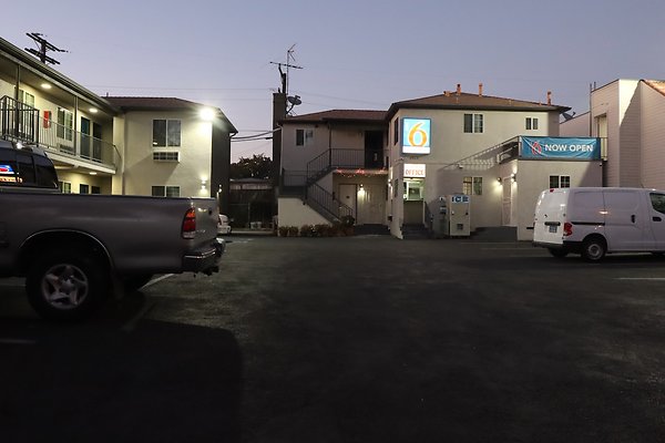Glendale Motel6 nght - 6 of 16