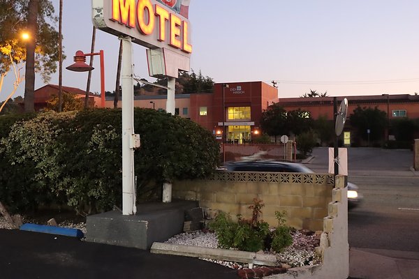 Glendale Motel6 nght - 8 of 16