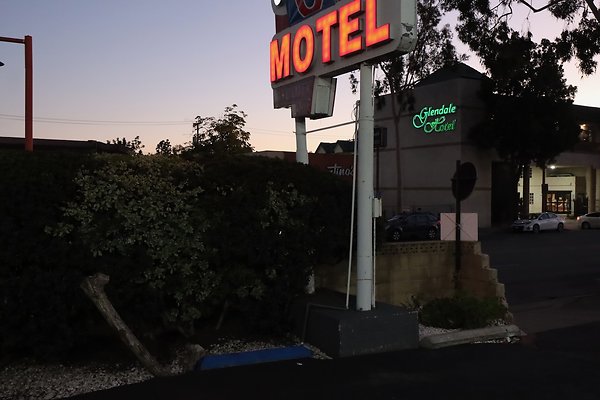 Glendale Motel6 nght - 9 of 16